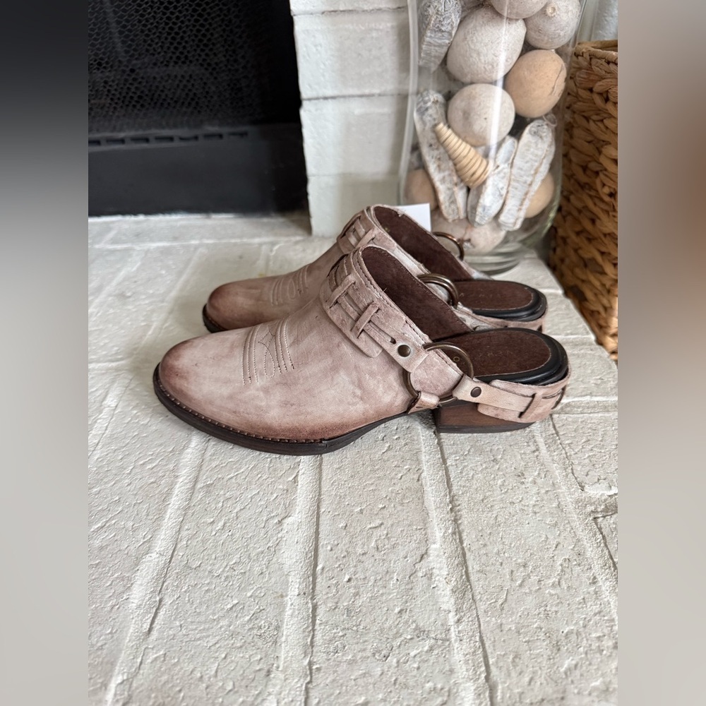 NWT Very Volatile Leather Mule Clogs Distressed Western Boho Ring Slip On Womens